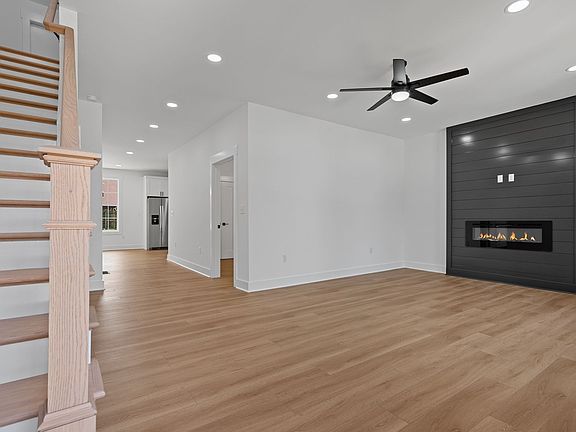 4th image of 215 5th Ave N