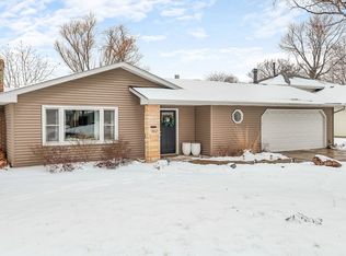 960 N Elmwood Dr, Aurora, IL 60506