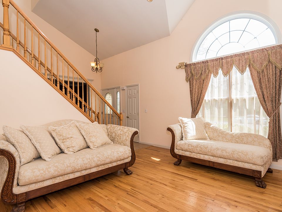 2nd image of 2 Winding Wood Ct