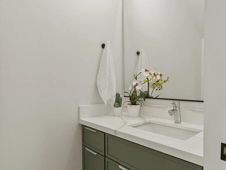 255 E Louisa St — Photo 27