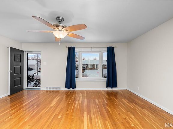 3rd image of 3832 Louis St