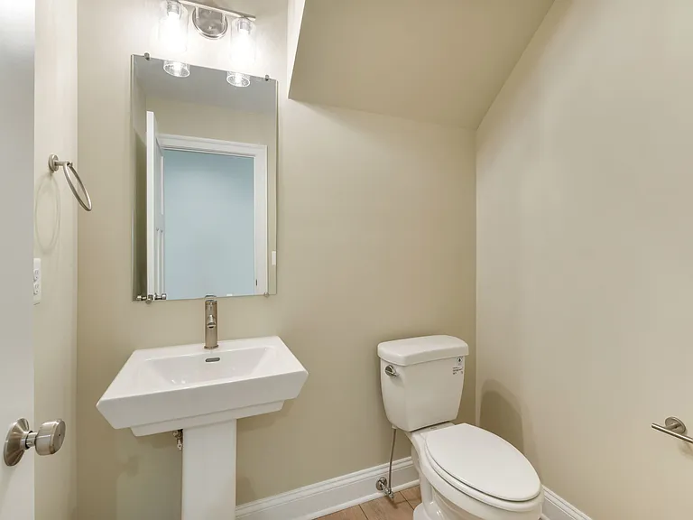 Main floor 1/2 bath