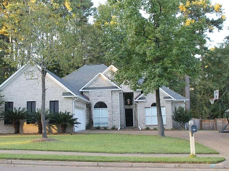 325 Pinewood Ln — Photo 1