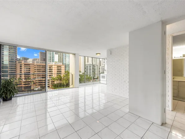 620 McCully St APT 902, Honolulu, HI 96826