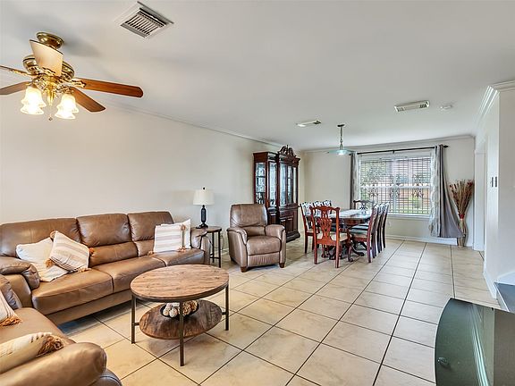 4th image of 10811 Meadow Walk Ln
