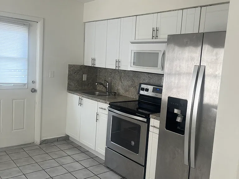 2846 SW 32nd Ave — Photo 2