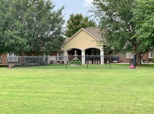 2318 Walnut Dr, Tuttle, OK 73089