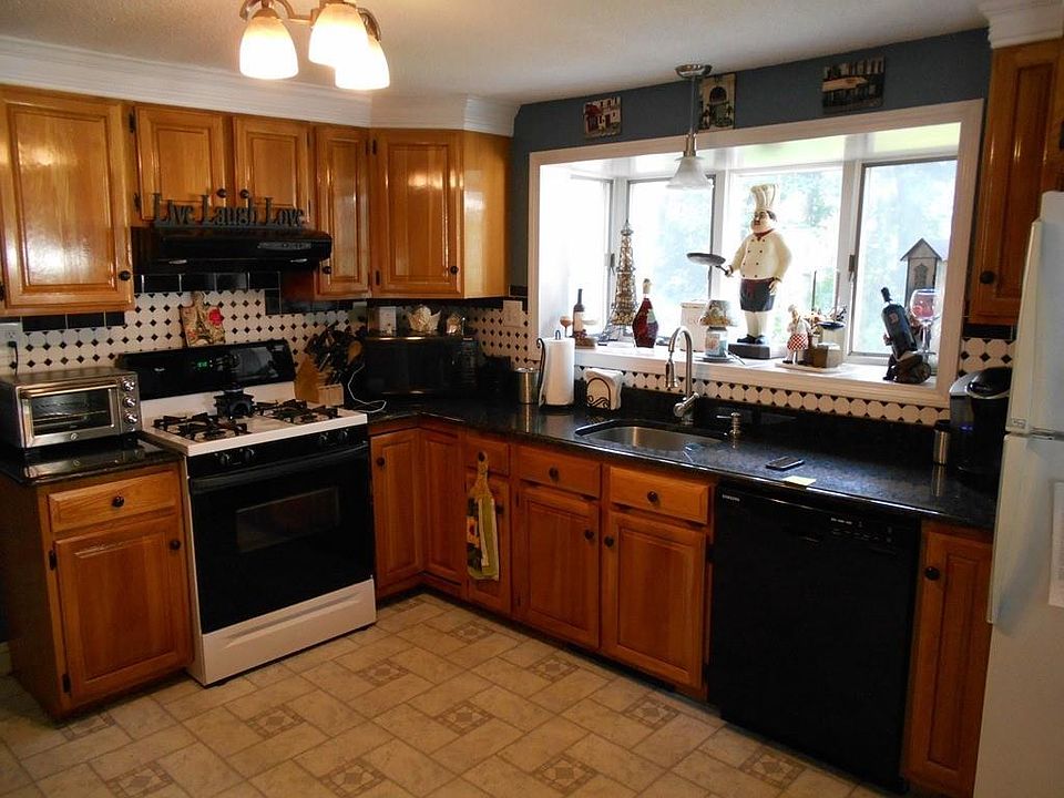 2nd image of 32 Grove Ave