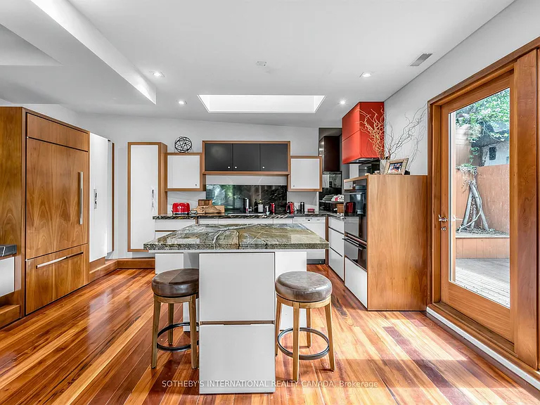 32 Regal Rd — Photo 10