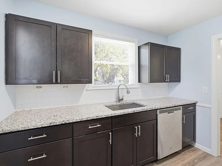 240 Ridgeway Dr — Photo 5