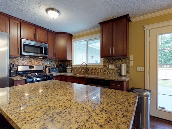 3rd image of 719 23rd Ave SE