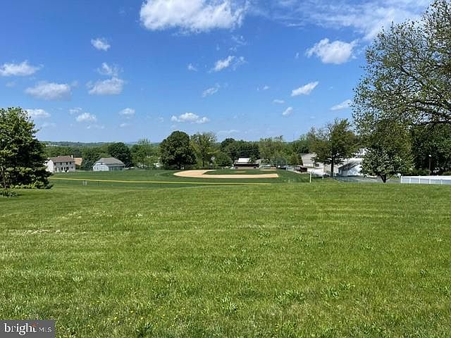 1st image of W Crestlyn Dr
