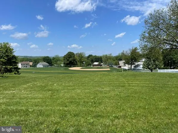 W Crestlyn Dr, York, PA 17402