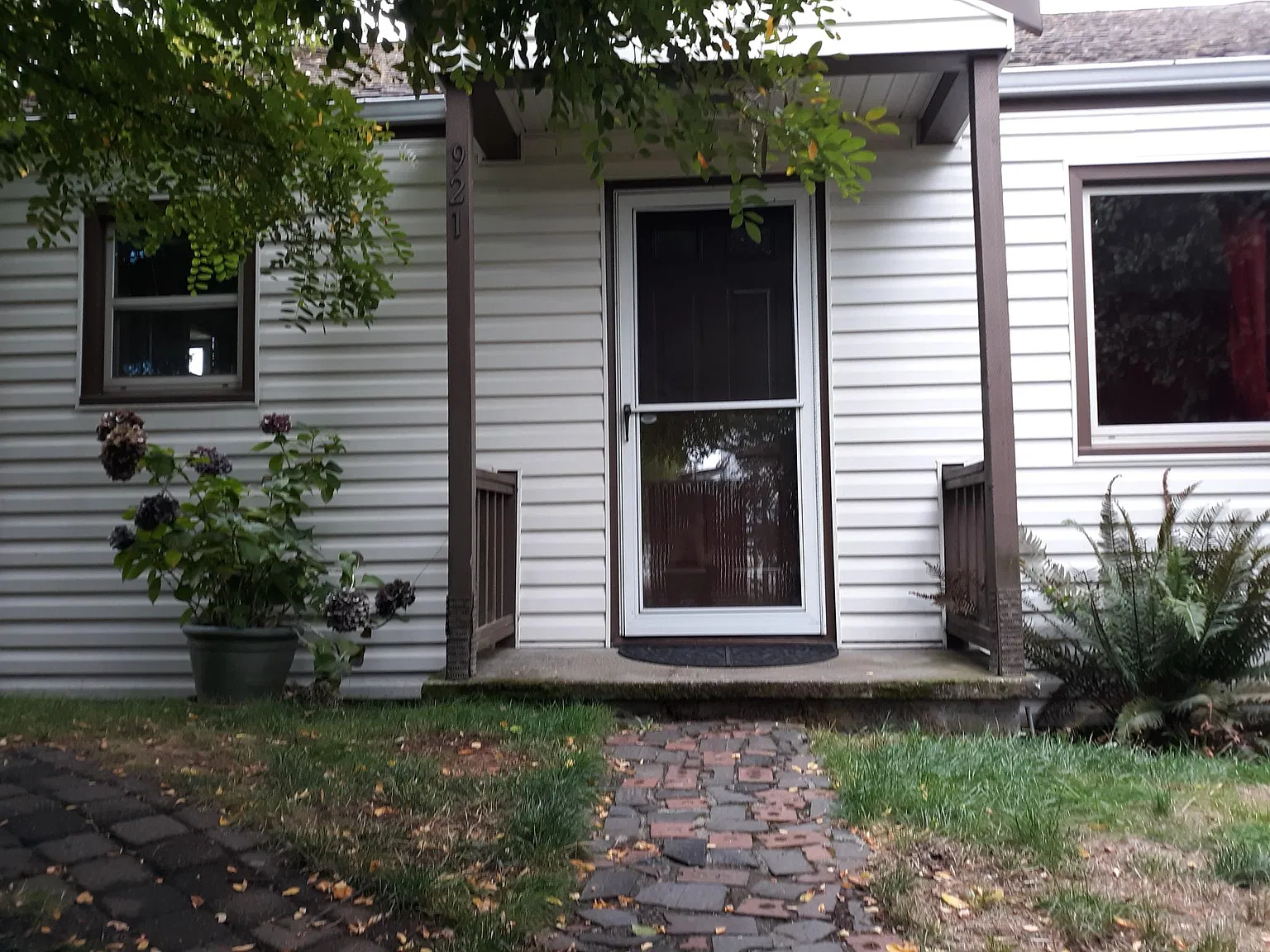 2 bed, 700 sqft, $2,100 — Photo 2