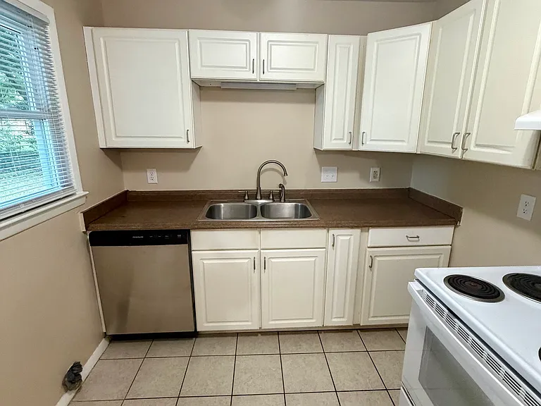 814 Crestwood Ter — Photo 10