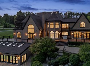 5305 Elmgate Bay Dr, Orchard Lake, MI 48324