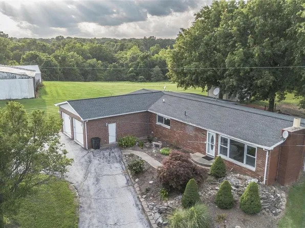 1504 Straube Ln, Brighton, IL 62012