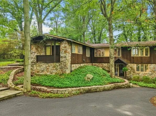 1657 Linden Oaks Ln, Bethlehem, PA 18015