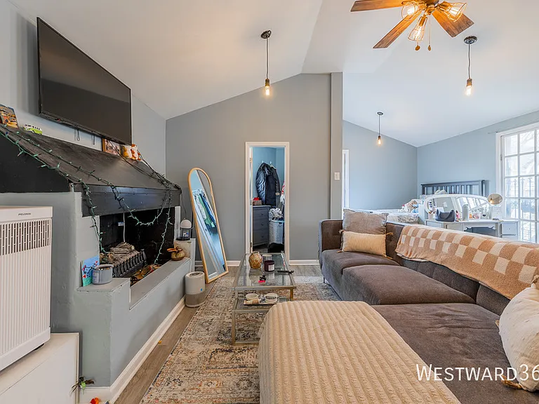 2411 W Belle Plaine Ave #2 — Photo 9