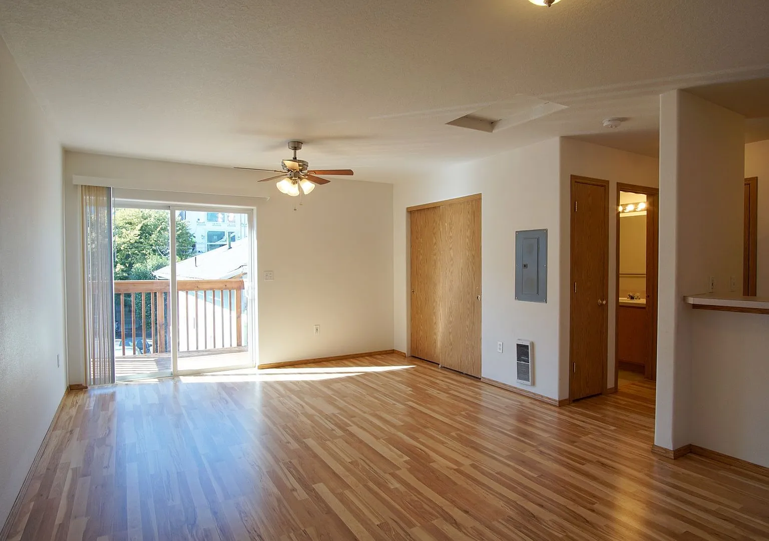 Bustling SE Division: 2nd Floor Studio w/Balcony + Parking Ready Now! — Photo 4