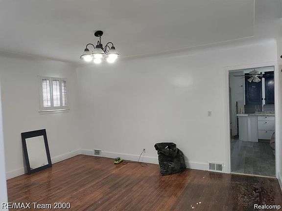 4th image of 7761 Artesian St