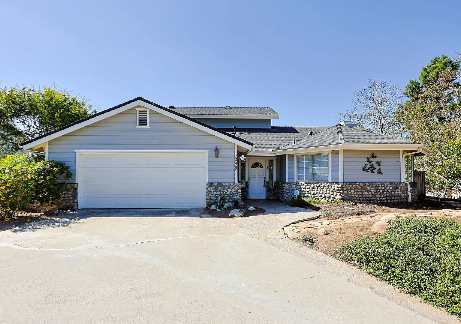 Spacious 4BR/2.5BA Vista Home with Large Backyard, 2-Car Garage — Photo 1