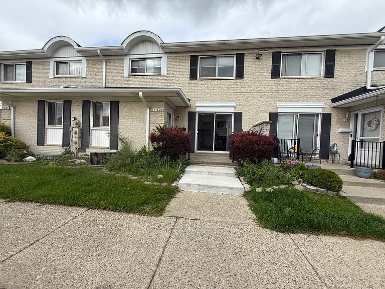 41803 Langley Dr — Photo 1