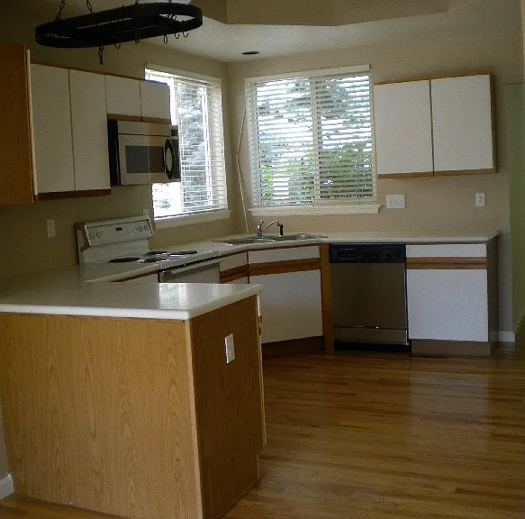 4766 Kings Ridge Blvd — Photo 2