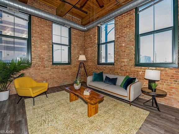 Large Windows with lots of Natural Light