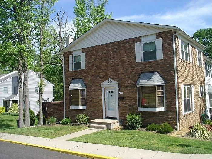 439 N Mount Vernon Cir photo 1