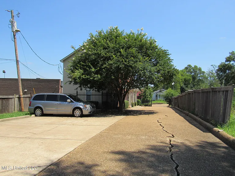 931 E Fortification St — Photo 6