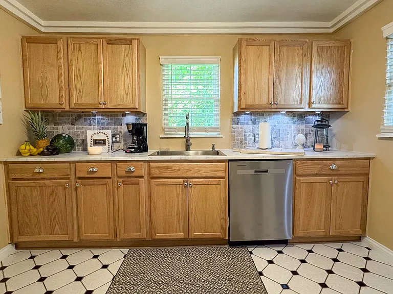 402 Underwood St — Photo 12
