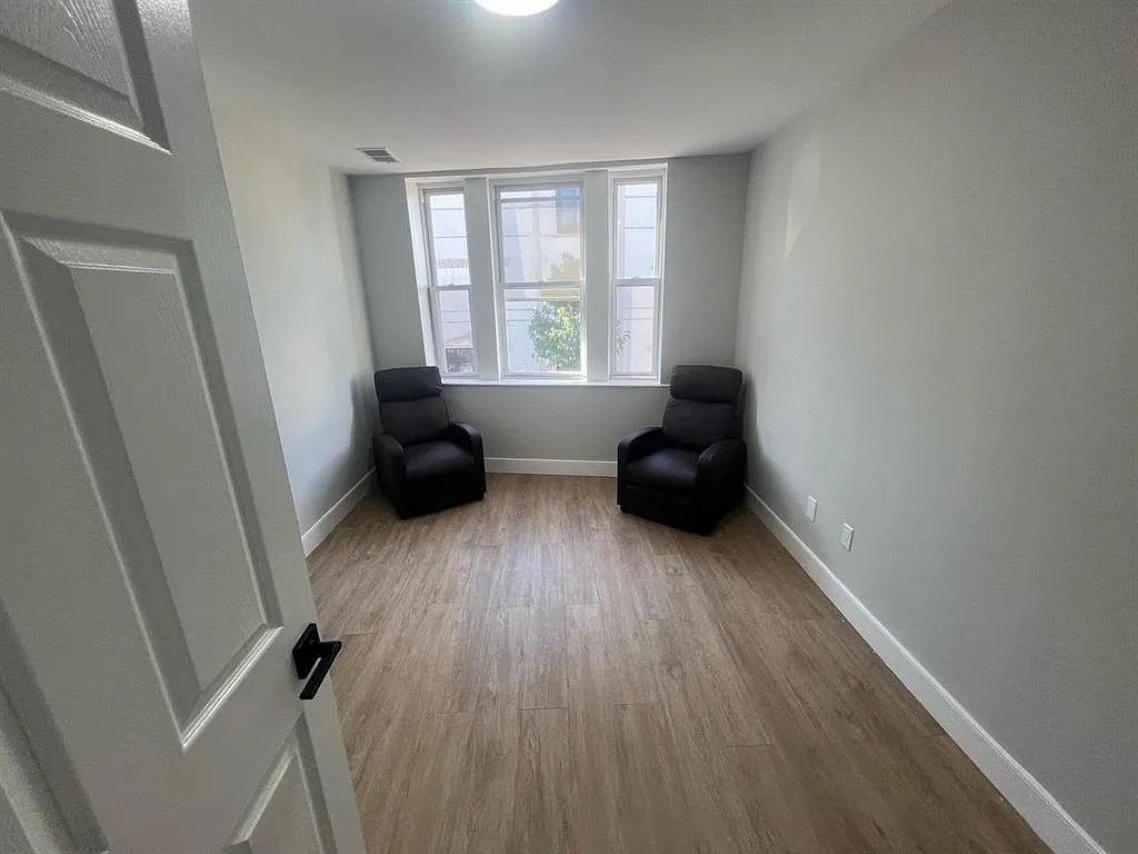 3 bed, $2,123 — Photo 3