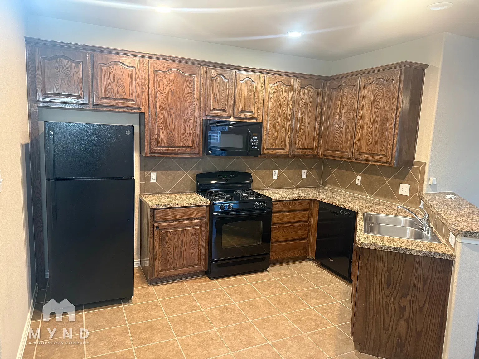3 bed, 2.0 bath, 1512 sqft, $1,995 — Photo 2