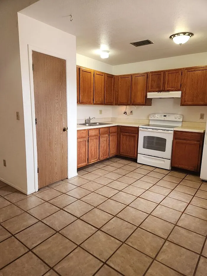 2 bed, 1.0 bath, 744 sqft, $1,050 — Photo 3