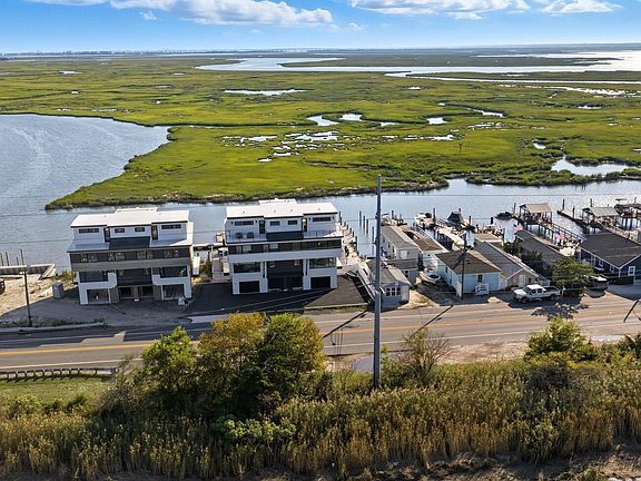 4th image of 923 Stone Harbor Blvd W