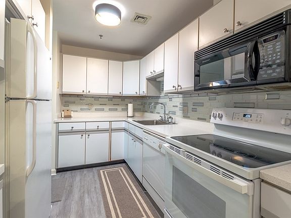 3rd image of 409 Old Country Rd #409