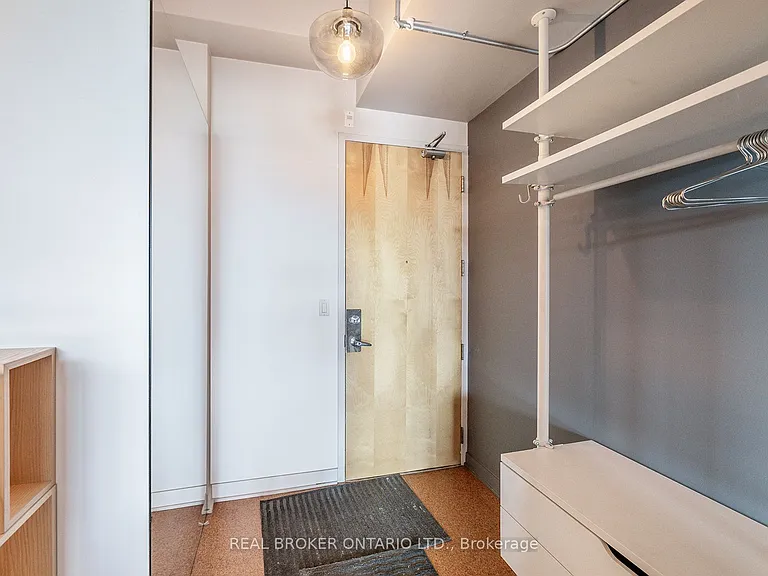 160 Baldwin St #405 — Photo 2