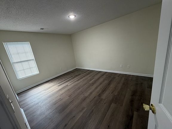 4th image of 534 W Vista St