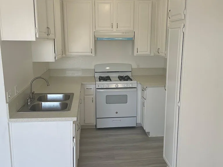 333 W Lexington Dr — Photo 8