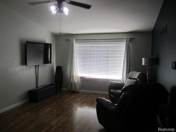 4th image of 42039 Merrimac Cir