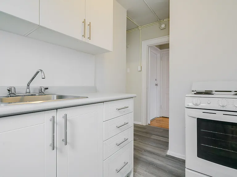 2099 Yonge St #3 — Photo 4