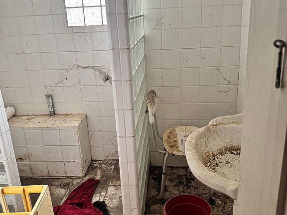 5th image of 819 Rosario St