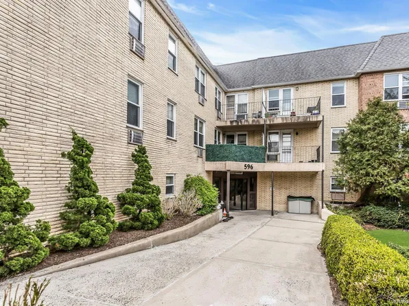 596 Broadway #17A, Lynbrook, NY 11563