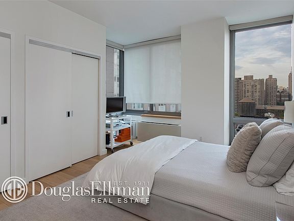 3rd image of 225-227 W 60th St #16C