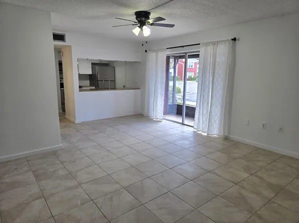 1055 82nd Ter N APT D, St Petersburg, FL 33702