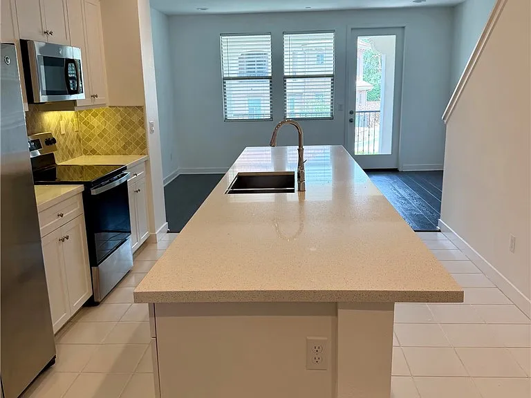 77 Jensen Ct — Photo 3