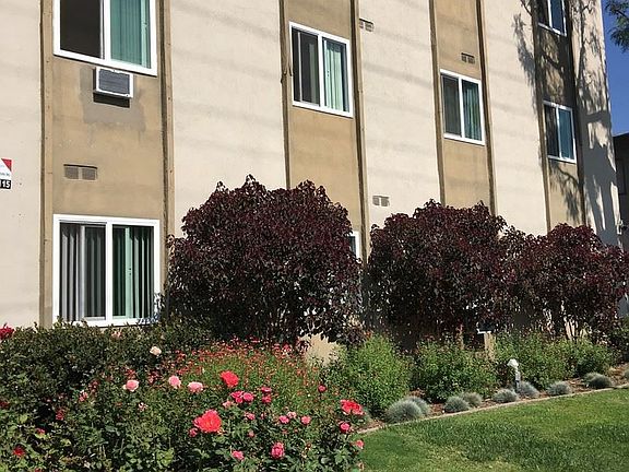 2nd image of 13947 Oxnard St APT 204