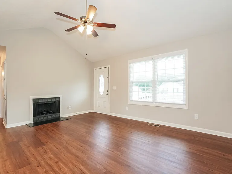 581 Woodcrest Dr — Photo 4