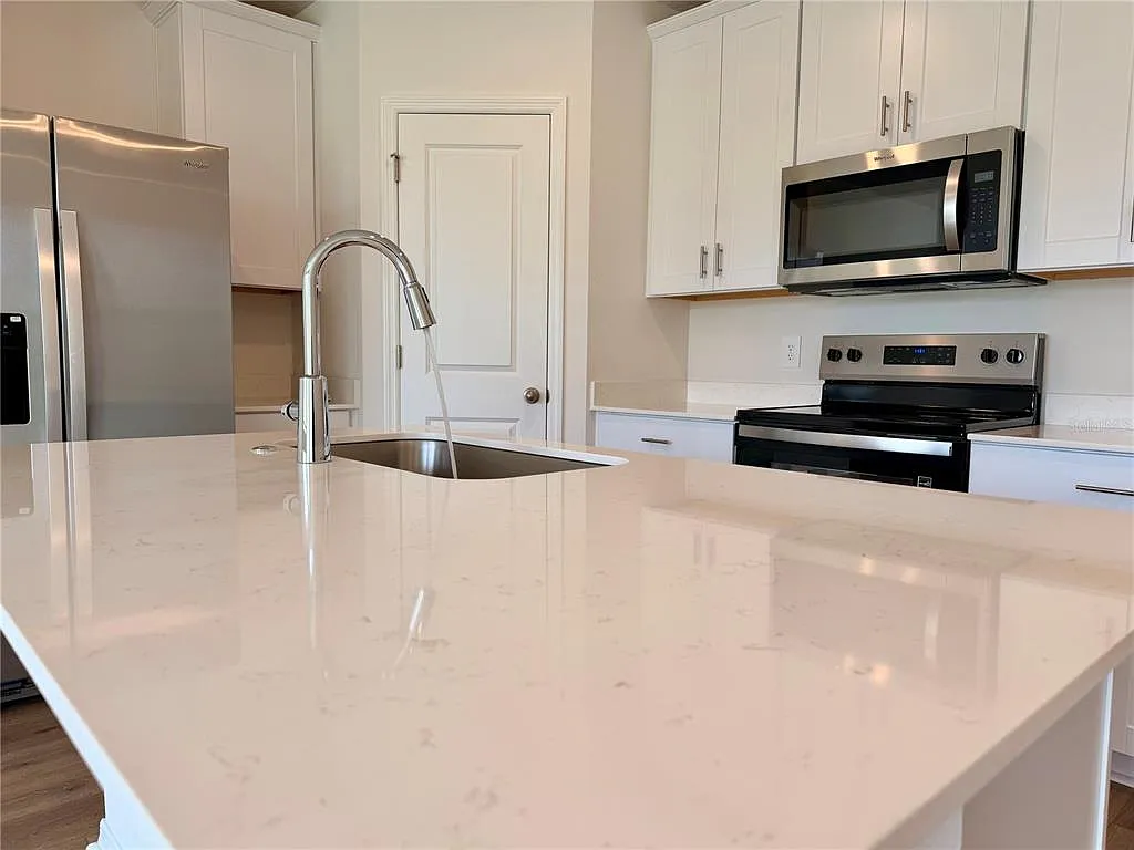 3 bed, 2.5 bath, 1566 sqft, $2,100 — Photo 3